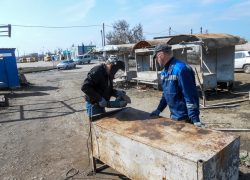 В Камышине на рынке на остановке "Молодежной" приступили к демонтажу старых уродливых конструкций