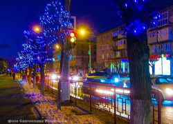 В Камышине постепенно включают новогоднюю иллюминацию