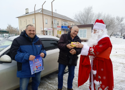 В Камышине полицейский Дед Мороз выехал поздравлять и слегка "тонизировать" водителей