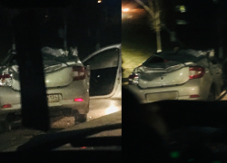  В Камышине автомобили  на ровной дороге перелетают  через бордюры на крыше 
