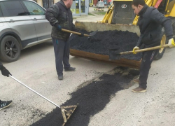 Камышане сообщают в соцсетях о "спешном ремонте ям" на дорогах в 5-м микрорайоне Камышина