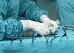 В Камышине в четвертом микрорайоне до переломов избили парня