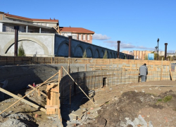 Первый в Камышине зрительный зал под открытым небом строители будут заканчивать уже в новом году