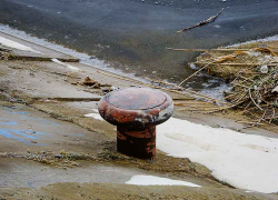 В Камышине на Волге у администрации Камышинского района подняли тело утонувшего рыбака