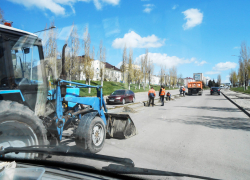 В Камышине колонна грузовиков и "оранжевых жилетов" вышла чистить прибордюрные залежи песка на дорогах перед праздниками