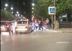 В Камышине в соцсетях появилось видео жесткой вечерней драки на улице Ленина (ВИДЕО)