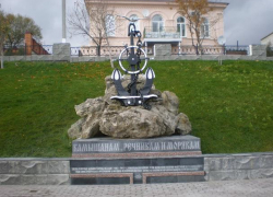В Камышине памятный знак морякам и речникам потерял одну из своих чаек
