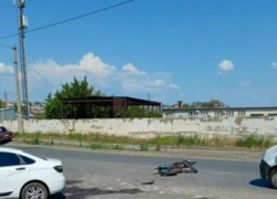 В Камышине на улице Титова сбили мотоциклиста, "скорая" увезла его в больницу