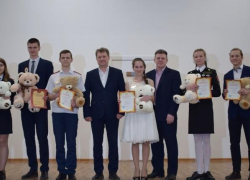 В Камышине школьникам - победителям конкурса "Лучший ученик года" вручили медведей: без политической подоплеки