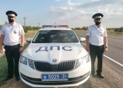В Камышинском районе дорожные полицейские помогли семье путешественников, у автомобиля которых на трассе оторвалось колесо