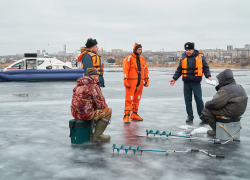 Спасатели провели "лекции" на льду для камышинских рыбаков