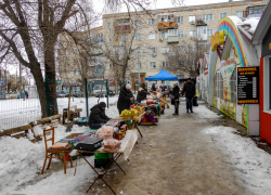 В Камышине в весеннюю распутицу стихийный рынок у "Победы" пытается "приподняться" с земли