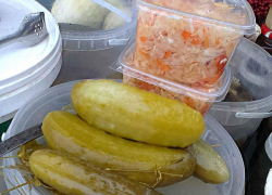 В Камышине в Старый новый год подешевели соленые огурцы на рынках