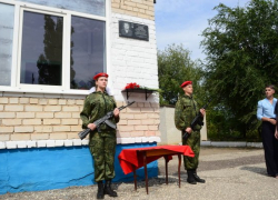 В селе Таловка Камышинского района отец снял покрывало с памятной доски в честь сына-героя