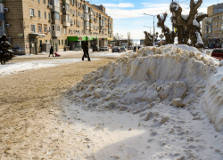 Сугробы на тротуарах в Камышине растут, как сопки - почему снег не вывозят из города? - камышанка