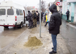В Камышине обледенели от дождя остановки, песок не везде, я упала, - камышанка