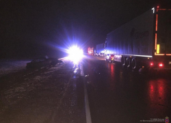 На московской трассе водитель на "Дэу" около полуночи врезался в фуру и скончался на месте