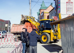В Камышине по весне началась отгрузка строительного мусора у объекта, забор которого "съел" тротуар на улице Пролетарской