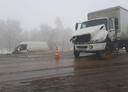 На трассе между Волгоградом и Камышином грузовик смял минивэн