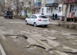 Камышане пытаются "втолкнуть" свои проблемные участки дорог в очередь на ремонт, хотя бы ямочный
