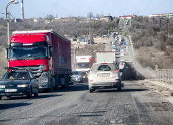 На федеральной трассе у Камышина все воскресенье 9 апреля скапливаются пробки из-за ремонта дороги