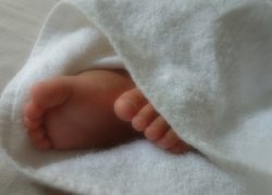 Малыш пытался проглотить орешину, подавился и скончался