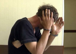 Неадекватный сексуальный маньяк выломал дверь и сорвал одежду с хозяйки квартиры в Камышине