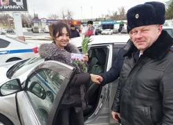 В Камышине офицеры ГАИ останавливали женщин за рулем, чтобы подарить им цветы