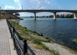 В Камышине со дна реки Камышинки у Бородинского моста поднято тело пенсионера-утопленника
