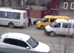 В Камышине водители автобуса и маршрутки после ДТП на улице Пролетарской  подрались