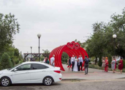 Камышинские молодожены прогулялись по площадке Арбузного фестиваля
