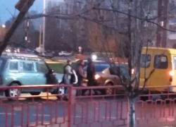 Утром в час пик в Камышине на Комсомольской площади одна легковушка неудачно "догнала" другую