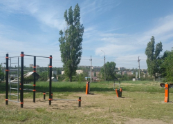 В Камышине еще одной школьной спортплощадке добавили тренажеров