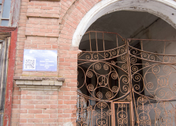 В Камышине совсем выцвели таблички на охраняемых зданиях, туристы на них ничего не увидят