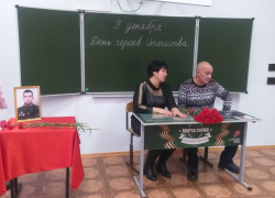 В Камышине в школе №4 открыли "Парту героя"