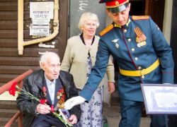 Военные и юнармейцы пришли сегодня, 7 мая, к дому героя Великой Отечественной Павла Алексеевича Андреева парадным маршем и с цветами