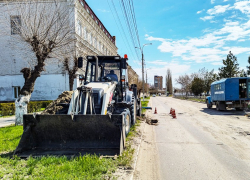 В Камышине начинается срочный  ремонт участка улицы Октябрьской у новой стелы