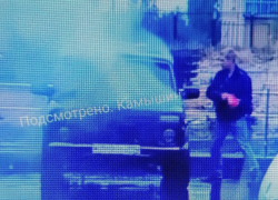 Камышане показали в соцсетях, как загорелся автомобиль у нового ТЦ на улице Некрасова (ВИДЕО)