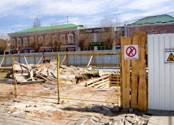 В Камышине строители все углубляются в землю у ЦКД "Дружба", где возводится фонтан