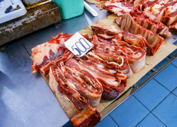 Камышан шокировали сегодня, 3 марта, ребра по 500 рублей за килограмм на центральном рынке