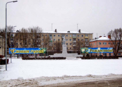 Камышанин задумался над цветовым решением поздравительного плаката на главной площади города у здания администрации