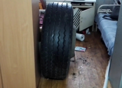 Камышане стали очевидцами опасного "трюка" с отлетевшим колесом грузовика на московской трассе