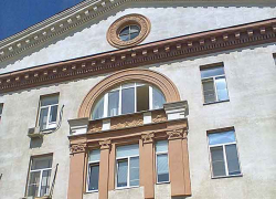 В Камышине пациентов поликлиники №2 посылают из-под одной опасной зоны крыши под другую?