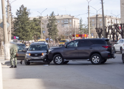 В Камышине на улице Ленина при повороте на улицу Крупской не "разъехались" "Тойота" и "Ларгус"