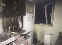 В Волжском хозяйку квартиры после взрыва газа вынесли два бесстрашных парня