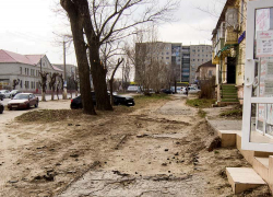 Интересно, что думают архитекторы Камышина по поводу "разбомбленного" участка улицы Пролетарской в районе "Кометы"? - камышанин