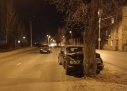 В Камышине на улице Текстильной таксист "толкнул" "Волгу" в дерево