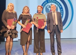 В Камышине вице-спикер Иван Иванов наградил нарядных представительниц Камышинской налоговой инспекции