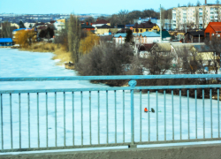 В Камышине, несмотря на опасные промоины на замерзшей реке, ее всю "изрешетили" ледобурами рыбаки (ВИДЕО)