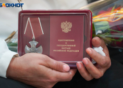 В Камышине супруге погибшего в СВО старшего сержанта Олега Михайличенко передали орден Мужества, которым героя наградили посмертно